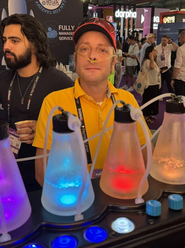 A guest in a yellow shirt trying the bar on an exhibit floor